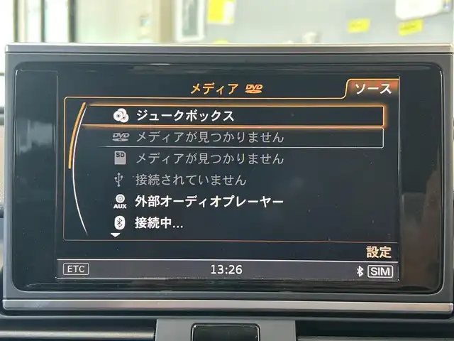 アウディ Ａ６ 2．0 TFSI クワトロ 東京都 2016(平28)年 2.7万km シルバー ・純正ナビ/（Bluetooth/フルセグTV/DVD/CD/AUX/AV)/・BOSEオーディオ/・バックカメラ/・クルーズコントロール/・前後コーナーセンサー/・電動パーキングブレーキ/・革ステアリング/・ステアリングスイッチ/・MTモード/・レザーシート/・前席パワーシート/・前席シートヒーター/・電動リアゲート/・HIDライト/・ETC/・フロアマット/・純正18インチアルミホイール/・スペアキー×2/・取扱説明書