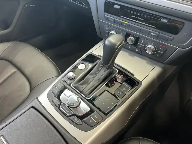 アウディ Ａ６ 2．0 TFSI クワトロ 東京都 2016(平28)年 2.7万km シルバー ・純正ナビ/（Bluetooth/フルセグTV/DVD/CD/AUX/AV)/・BOSEオーディオ/・バックカメラ/・クルーズコントロール/・前後コーナーセンサー/・電動パーキングブレーキ/・革ステアリング/・ステアリングスイッチ/・MTモード/・レザーシート/・前席パワーシート/・前席シートヒーター/・電動リアゲート/・HIDライト/・ETC/・フロアマット/・純正18インチアルミホイール/・スペアキー×2/・取扱説明書