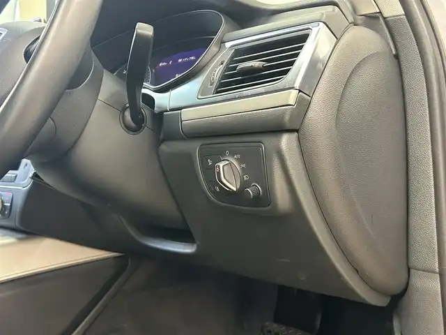 アウディ Ａ６ 2．0 TFSI クワトロ 東京都 2016(平28)年 2.7万km シルバー ・純正ナビ/（Bluetooth/フルセグTV/DVD/CD/AUX/AV)/・BOSEオーディオ/・バックカメラ/・クルーズコントロール/・前後コーナーセンサー/・電動パーキングブレーキ/・革ステアリング/・ステアリングスイッチ/・MTモード/・レザーシート/・前席パワーシート/・前席シートヒーター/・電動リアゲート/・HIDライト/・ETC/・フロアマット/・純正18インチアルミホイール/・スペアキー×2/・取扱説明書