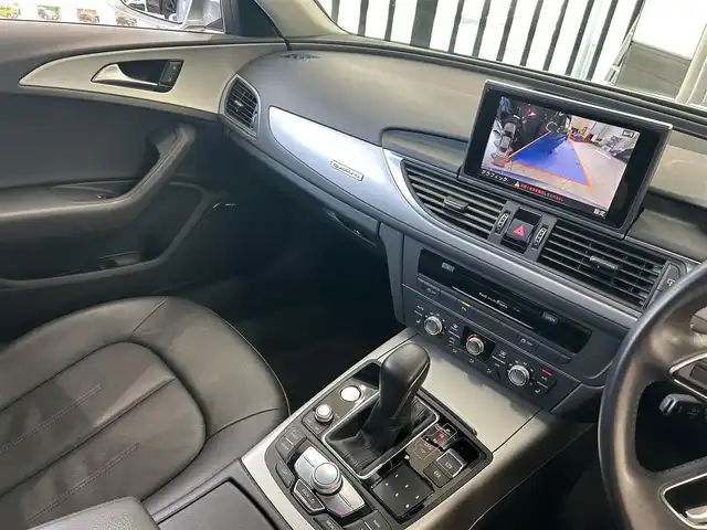 アウディ Ａ６ 2．0 TFSI クワトロ 東京都 2016(平28)年 2.7万km シルバー ・純正ナビ/（Bluetooth/フルセグTV/DVD/CD/AUX/AV)/・BOSEオーディオ/・バックカメラ/・クルーズコントロール/・前後コーナーセンサー/・電動パーキングブレーキ/・革ステアリング/・ステアリングスイッチ/・MTモード/・レザーシート/・前席パワーシート/・前席シートヒーター/・電動リアゲート/・HIDライト/・ETC/・フロアマット/・純正18インチアルミホイール/・スペアキー×2/・取扱説明書