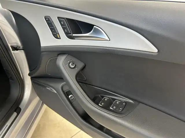 アウディ Ａ６ 2．0 TFSI クワトロ 東京都 2016(平28)年 2.7万km シルバー ・純正ナビ/（Bluetooth/フルセグTV/DVD/CD/AUX/AV)/・BOSEオーディオ/・バックカメラ/・クルーズコントロール/・前後コーナーセンサー/・電動パーキングブレーキ/・革ステアリング/・ステアリングスイッチ/・MTモード/・レザーシート/・前席パワーシート/・前席シートヒーター/・電動リアゲート/・HIDライト/・ETC/・フロアマット/・純正18インチアルミホイール/・スペアキー×2/・取扱説明書