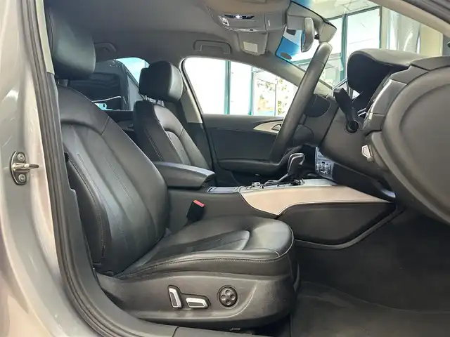 アウディ Ａ６ 2．0 TFSI クワトロ 東京都 2016(平28)年 2.7万km シルバー ・純正ナビ/（Bluetooth/フルセグTV/DVD/CD/AUX/AV)/・BOSEオーディオ/・バックカメラ/・クルーズコントロール/・前後コーナーセンサー/・電動パーキングブレーキ/・革ステアリング/・ステアリングスイッチ/・MTモード/・レザーシート/・前席パワーシート/・前席シートヒーター/・電動リアゲート/・HIDライト/・ETC/・フロアマット/・純正18インチアルミホイール/・スペアキー×2/・取扱説明書