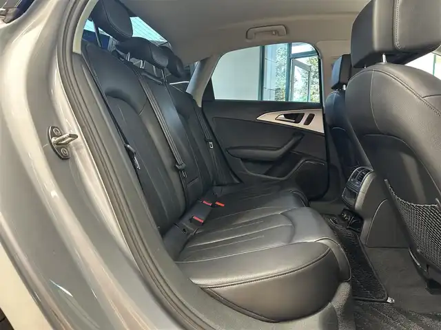 アウディ Ａ６ 2．0 TFSI クワトロ 東京都 2016(平28)年 2.7万km シルバー ・純正ナビ/（Bluetooth/フルセグTV/DVD/CD/AUX/AV)/・BOSEオーディオ/・バックカメラ/・クルーズコントロール/・前後コーナーセンサー/・電動パーキングブレーキ/・革ステアリング/・ステアリングスイッチ/・MTモード/・レザーシート/・前席パワーシート/・前席シートヒーター/・電動リアゲート/・HIDライト/・ETC/・フロアマット/・純正18インチアルミホイール/・スペアキー×2/・取扱説明書