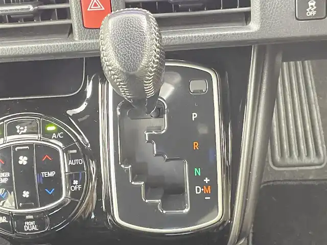 トヨタ ヴォクシー ZS G’s 千葉県 2016(平28)年 7.7万km ホワイトパールクリスタルシャイン ワンオーナー/禁煙車/トヨタセーフティセンス/・先行車発進システム/・レーンディパーチャーアラート/両側電動ドア/アルパインフリップダウンモニター/アルパイン11インチナビ/・型番：EX11V/・CD/DVD/Bluetooth/フルセグTV/・バックカメラ/・ビルトインETC/・デジタルインナーミラー/MT付きAT/革巻きステアリング/・ステアリングスイッチ/左右独立エアコン/ハーフレザーシート/純正フロアマット/純正ドアバイザー/社外18インチAW/オートライト/・LEDヘッドライト/・フォグランプ/プッシュスタート/・スマートキー/・スペアキー