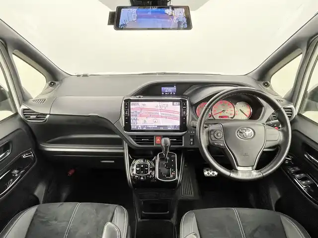 トヨタ ヴォクシー ZS G’s 千葉県 2016(平28)年 7.7万km ホワイトパールクリスタルシャイン ワンオーナー/禁煙車/トヨタセーフティセンス/・先行車発進システム/・レーンディパーチャーアラート/両側電動ドア/アルパインフリップダウンモニター/アルパイン11インチナビ/・型番：EX11V/・CD/DVD/Bluetooth/フルセグTV/・バックカメラ/・ビルトインETC/・デジタルインナーミラー/MT付きAT/革巻きステアリング/・ステアリングスイッチ/左右独立エアコン/ハーフレザーシート/純正フロアマット/純正ドアバイザー/社外18インチAW/オートライト/・LEDヘッドライト/・フォグランプ/プッシュスタート/・スマートキー/・スペアキー