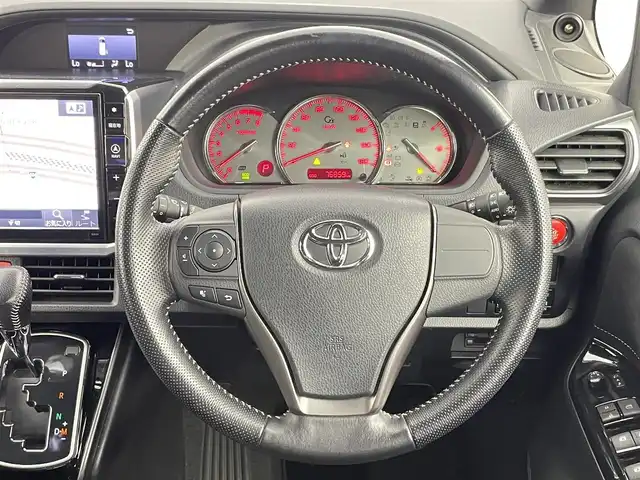トヨタ ヴォクシー ZS G’s 千葉県 2016(平28)年 7.7万km ホワイトパールクリスタルシャイン ワンオーナー/禁煙車/トヨタセーフティセンス/・先行車発進システム/・レーンディパーチャーアラート/両側電動ドア/アルパインフリップダウンモニター/アルパイン11インチナビ/・型番：EX11V/・CD/DVD/Bluetooth/フルセグTV/・バックカメラ/・ビルトインETC/・デジタルインナーミラー/MT付きAT/革巻きステアリング/・ステアリングスイッチ/左右独立エアコン/ハーフレザーシート/純正フロアマット/純正ドアバイザー/社外18インチAW/オートライト/・LEDヘッドライト/・フォグランプ/プッシュスタート/・スマートキー/・スペアキー