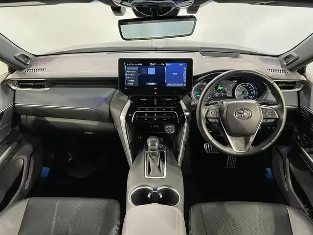 トヨタ ハリアー ハイブリッド Z レザーパッケージ 愛知県 2021(令3)年 1.7万km プレシャスブラックパール 純正12.3インチディスプレイオーディオ/パノラマルーフ/JBLプレミアムサウンド/レザーシート/トヨタセーフティセンス/衝突軽減ブレーキ/パノラミックビューモニター/ヘッドアップディスプレイ/レーダークルーズコントロール/ビルトインETC2.0/シートヒーター/エアシート/LEDヘッドライト/フォグランプ/デジタルインナーミラー/ブラインドスポットモニター/ステアリングヒーター/パワーシート/電動リアゲート/フルセグTV/Bluetooth/コーナーセンサー/レーンキープアシスト/オートハイビーム/Carplay/プッシュスタート/USB接続/スマートキー/ミュージックプレイヤー接続/純正フロアマット/純正アルミホイール/オートライト/ステアリングリモコン/電動パーキングブレーキ/オートブレーキホールド
