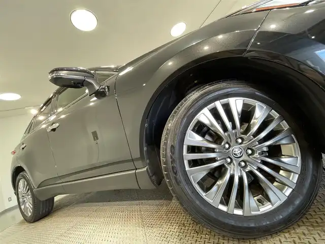 トヨタ ハリアー ハイブリッド Z レザーパッケージ 愛知県 2021(令3)年 1.7万km プレシャスブラックパール 純正12.3インチディスプレイオーディオ/パノラマルーフ/JBLプレミアムサウンド/レザーシート/トヨタセーフティセンス/衝突軽減ブレーキ/パノラミックビューモニター/ヘッドアップディスプレイ/レーダークルーズコントロール/ビルトインETC2.0/シートヒーター/エアシート/LEDヘッドライト/フォグランプ/デジタルインナーミラー/ブラインドスポットモニター/ステアリングヒーター/パワーシート/電動リアゲート/フルセグTV/Bluetooth/コーナーセンサー/レーンキープアシスト/オートハイビーム/Carplay/プッシュスタート/USB接続/スマートキー/ミュージックプレイヤー接続/純正フロアマット/純正アルミホイール/オートライト/ステアリングリモコン/電動パーキングブレーキ/オートブレーキホールド