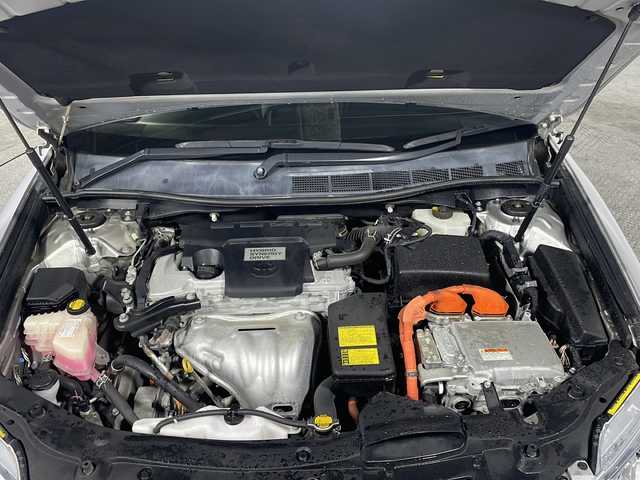 トヨタ カムリ ハイブリット レザーパッケージ 沖縄県 2013(平25)年 6.6万km シルバーM 禁煙車/純正ナビ/(BT/AM/FM/CD/DVD/ワンセグTV)/バックカメラ/ステアリングリモコン/ビルドインETC/クルーズコントロール/レザーシート/パワーシート/シートヒーター/取扱説明書/純正ドアバイザー/純正フロアマット