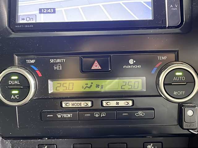 トヨタ カムリ ハイブリット レザーパッケージ 沖縄県 2013(平25)年 6.6万km シルバーM 禁煙車/純正ナビ/(BT/AM/FM/CD/DVD/ワンセグTV)/バックカメラ/ステアリングリモコン/ビルドインETC/クルーズコントロール/レザーシート/パワーシート/シートヒーター/取扱説明書/純正ドアバイザー/純正フロアマット