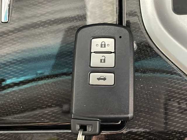 トヨタ カムリ ハイブリット レザーパッケージ 沖縄県 2013(平25)年 6.6万km シルバーM 禁煙車/純正ナビ/(BT/AM/FM/CD/DVD/ワンセグTV)/バックカメラ/ステアリングリモコン/ビルドインETC/クルーズコントロール/レザーシート/パワーシート/シートヒーター/取扱説明書/純正ドアバイザー/純正フロアマット