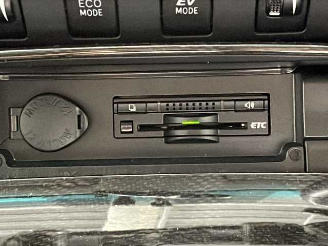 トヨタ カムリ ハイブリット レザーパッケージ 沖縄県 2013(平25)年 6.6万km シルバーM 禁煙車/純正ナビ/(BT/AM/FM/CD/DVD/ワンセグTV)/バックカメラ/ステアリングリモコン/ビルドインETC/クルーズコントロール/レザーシート/パワーシート/シートヒーター/取扱説明書/純正ドアバイザー/純正フロアマット