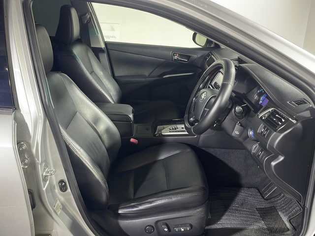 トヨタ カムリ ハイブリット レザーパッケージ 沖縄県 2013(平25)年 6.6万km シルバーM 禁煙車/純正ナビ/(BT/AM/FM/CD/DVD/ワンセグTV)/バックカメラ/ステアリングリモコン/ビルドインETC/クルーズコントロール/レザーシート/パワーシート/シートヒーター/取扱説明書/純正ドアバイザー/純正フロアマット