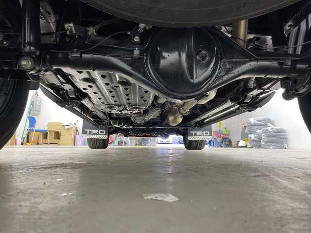 トヨタ ハイラックス Z ブラックラリーエディション 道央・札幌 2020(令2)年 1.9万km スーパーホワイトⅡ ・4WD/・寒冷地仕様/・社外ナビ（CN-RE05WD）/・BT&CD&DVD&フルセグTV/・バック、左サイド、フロントカメラ/・トヨタセーフティセンス/・レーンディパーチャーアラート/・アダプティブクルーズコントロール/・フロントワイパーデアイサー/・ドアミラーヒーター/・ダウンヒルアシストコントロール/・オートライト/・LEDヘッドライト/・社外LEDスモークテール/・TRDステッキガード/・TRDロールバー/・トノカバー/・社外電動格納サイドステップ/・リアステップ/・積込純正サイドステップ/・レザー調シートカバー