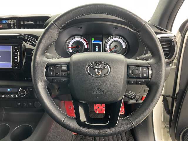 トヨタ ハイラックス Z ブラックラリーエディション 道央・札幌 2020(令2)年 1.9万km スーパーホワイトⅡ ・4WD/・寒冷地仕様/・社外ナビ（CN-RE05WD）/・BT&CD&DVD&フルセグTV/・バック、左サイド、フロントカメラ/・トヨタセーフティセンス/・レーンディパーチャーアラート/・アダプティブクルーズコントロール/・フロントワイパーデアイサー/・ドアミラーヒーター/・ダウンヒルアシストコントロール/・オートライト/・LEDヘッドライト/・社外LEDスモークテール/・TRDステッキガード/・TRDロールバー/・トノカバー/・社外電動格納サイドステップ/・リアステップ/・積込純正サイドステップ/・レザー調シートカバー