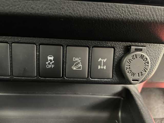 トヨタ ハイラックス Z ブラックラリーエディション 道央・札幌 2020(令2)年 1.9万km スーパーホワイトⅡ ・4WD/・寒冷地仕様/・社外ナビ（CN-RE05WD）/・BT&CD&DVD&フルセグTV/・バック、左サイド、フロントカメラ/・トヨタセーフティセンス/・レーンディパーチャーアラート/・アダプティブクルーズコントロール/・フロントワイパーデアイサー/・ドアミラーヒーター/・ダウンヒルアシストコントロール/・オートライト/・LEDヘッドライト/・社外LEDスモークテール/・TRDステッキガード/・TRDロールバー/・トノカバー/・社外電動格納サイドステップ/・リアステップ/・積込純正サイドステップ/・レザー調シートカバー