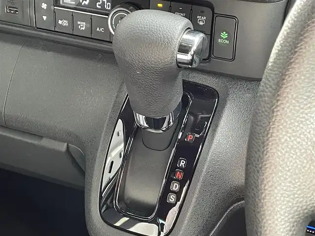 ホンダ Ｎ ＢＯＸ 滋賀県 2024(令6)年 0.2万km パール 純正９インチディスプレイオーディオ/　・USB・HDMI/バックカメラ/電子パーキングブレーキ/オートブレーキホールド/プッシュスタート/両側パワースライドドア/ETC/LEDヘッドライト/アームレスト/スマートキー/純正１４インチアルミホイール