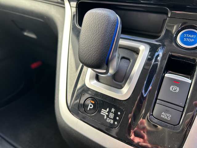 日産 セレナ e－パワー ハイウェイスター V 大阪府 2019(平31)年 2.2万km ブリリアントホワイトパール アラウンドビューモニター　純正９型ナビ　フルセグＴＶ　ＣＤ　ＤＶＤ　Ｂｌｕｅｔｏｏｔｈ　プロパイロット　スマートルームミラー　電動パーキング　両側パワースライドドア　ＥＴＣ　前後ドラレコ　床下ラゲッジ　サイドシェード　ミートバックテーブル　LEDヘッドライト　純正ホイール　純正フロアマット　純正オーディオ　スマートキー