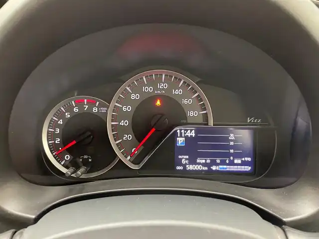 トヨタ ヴィッツ F 兵庫県 2015(平27)年 5.8万km ホワイトパールクリスタルシャイン 純正SDナビ/（CD/Bluetooth/ワンセグTV）/・NSCP-W62/横滑り防止装置/ヘッドライトレベライザー/ウィンカーミラー/アイドリングストップ/ETC/社外14インチアルミホイール/純正フロアマット/リモコンキー/スペアキー1本/サマータイヤ積込み有（175/70/R14）