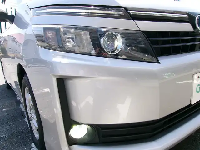 トヨタ ヴォクシー ハイブリッド V 三重県 2015(平27)年 18.1万km シルバーM ♪ワンオーナー/♪車検 令和8年10月8日迄/スマートキー×2/プッシュスタート/両側パワースライドドア/アルパイン10インチナビ/・フルセグ・SD録音/・USB・HDMI/・DVD再生/・Bluetoothオーディオ/・バックカメラ/アルパインフリップダウンモニター/ワイヤレス充電/社外15インチAW/純正15インチAW積込/・195/65R15/・サマータイヤ/LEDヘッドライト/LEDフォグライト/オートライト/ウィンカーミラー/オートリトラクタブルミラー/前席シートヒーター/革巻ステアリング/ステアリングスイッチ/クルーズコントロール/リアドアサンシェード/プライバシーガラス/フロアマット/ドアバイザー/ビルトインETC