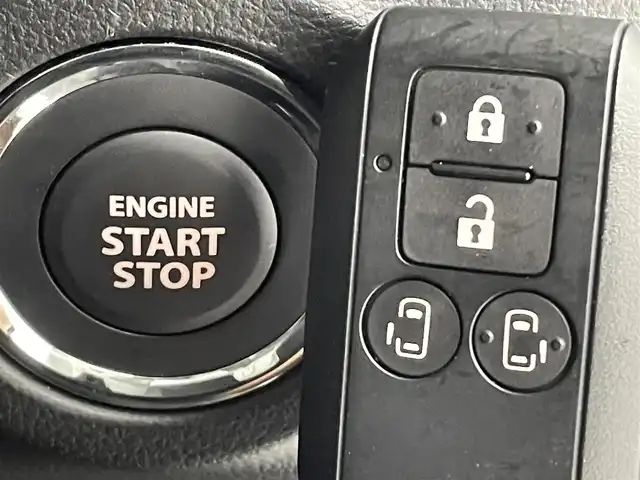 スズキ スペーシア カスタム HYBRID XS ターボ 熊本県 2024(令6)年 1.2万km ピュアホワイトP 禁煙車　/純正ナビ（ＡｐｐｌＣａｒＰｌａｙ・ＡｎｄｒｏｉｄＡｕｔｏ・ＢＴ・フルセグ）/全周囲カメラ　/両側パワースライドドア　/前後クリアランスソナー　/前席シートヒーター　/ステアリングヒーター/スズキセーフティサポート/・デュアルセンサーブレーキサポート/・誤発進制御機能/・後方誤発進抑制/・車線逸脱警報/・車線逸脱抑制機能/・ふらつき警報機能/・発進お知らせ機能/・標識認識機能/・アダブティブクルーズコントロール/横滑り防止/アイドリングストップ/ヘッドアップディスプレイ/純正フロアマット/純正１５インチAW/オートライト/LEDヘッドライト/フォグライト/スマートキー/プッシュスタート/スペアキー1本/保証書/取扱説明書