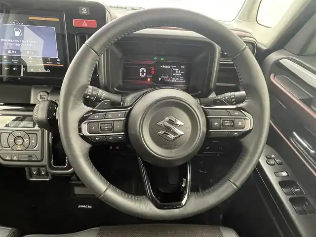 スズキ スペーシア カスタム HYBRID XS ターボ 熊本県 2024(令6)年 1.2万km ピュアホワイトP 禁煙車　/純正ナビ（ＡｐｐｌＣａｒＰｌａｙ・ＡｎｄｒｏｉｄＡｕｔｏ・ＢＴ・フルセグ）/全周囲カメラ　/両側パワースライドドア　/前後クリアランスソナー　/前席シートヒーター　/ステアリングヒーター/スズキセーフティサポート/・デュアルセンサーブレーキサポート/・誤発進制御機能/・後方誤発進抑制/・車線逸脱警報/・車線逸脱抑制機能/・ふらつき警報機能/・発進お知らせ機能/・標識認識機能/・アダブティブクルーズコントロール/横滑り防止/アイドリングストップ/ヘッドアップディスプレイ/純正フロアマット/純正１５インチAW/オートライト/LEDヘッドライト/フォグライト/スマートキー/プッシュスタート/スペアキー1本/保証書/取扱説明書