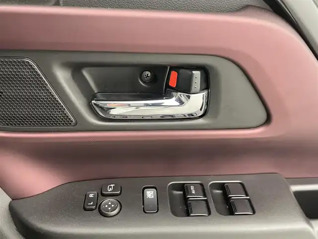スズキ スペーシア カスタム HYBRID XS ターボ 熊本県 2024(令6)年 1.2万km ピュアホワイトP 禁煙車　/純正ナビ（ＡｐｐｌＣａｒＰｌａｙ・ＡｎｄｒｏｉｄＡｕｔｏ・ＢＴ・フルセグ）/全周囲カメラ　/両側パワースライドドア　/前後クリアランスソナー　/前席シートヒーター　/ステアリングヒーター/スズキセーフティサポート/・デュアルセンサーブレーキサポート/・誤発進制御機能/・後方誤発進抑制/・車線逸脱警報/・車線逸脱抑制機能/・ふらつき警報機能/・発進お知らせ機能/・標識認識機能/・アダブティブクルーズコントロール/横滑り防止/アイドリングストップ/ヘッドアップディスプレイ/純正フロアマット/純正１５インチAW/オートライト/LEDヘッドライト/フォグライト/スマートキー/プッシュスタート/スペアキー1本/保証書/取扱説明書
