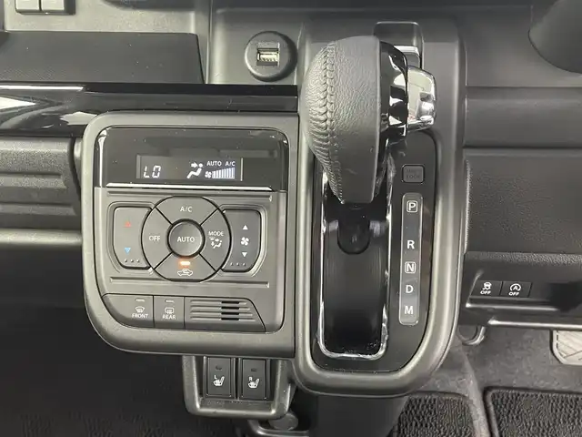 スズキ スペーシア カスタム HYBRID XS ターボ 熊本県 2024(令6)年 1.2万km ピュアホワイトP 禁煙車　/純正ナビ（ＡｐｐｌＣａｒＰｌａｙ・ＡｎｄｒｏｉｄＡｕｔｏ・ＢＴ・フルセグ）/全周囲カメラ　/両側パワースライドドア　/前後クリアランスソナー　/前席シートヒーター　/ステアリングヒーター/スズキセーフティサポート/・デュアルセンサーブレーキサポート/・誤発進制御機能/・後方誤発進抑制/・車線逸脱警報/・車線逸脱抑制機能/・ふらつき警報機能/・発進お知らせ機能/・標識認識機能/・アダブティブクルーズコントロール/横滑り防止/アイドリングストップ/ヘッドアップディスプレイ/純正フロアマット/純正１５インチAW/オートライト/LEDヘッドライト/フォグライト/スマートキー/プッシュスタート/スペアキー1本/保証書/取扱説明書