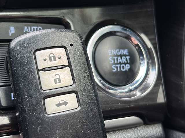 トヨタ クラウン アスリート S-T 広島県 2018(平30)年 2.1万km ホワイトパールクリスタルシャイン 禁煙車/ワンオーナー/セーフティセンスP/・プリクラッシュセーフティ/・オートマチックハイビーム/純正SDナビ/(DVD・BD/フルセグTV/Bluetooth/USB/MSV)/バックカメラ/ビルトインETC/レーダークルーズコントロール/前方ドライブレコーダー/前席パワーシート/純正17インチアルミホイール/スマートキー/プッシュスタート/スマートキー×２/LEDヘッドライト/フォグランプ/革巻きステアリング/パドルシフト/ステアリングスイッチ/W+サイド+カーテンエアバック/新車時保証書/取扱説明書