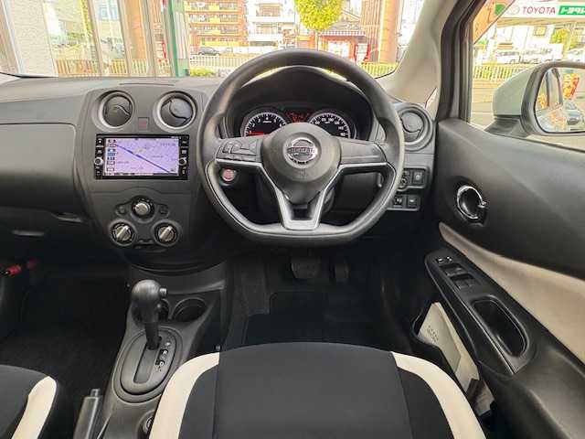 日産 ノート X 愛知県 2017(平29)年 2.4万km ブリリアントシルバー /純正メモリナビ//フルセグTV・Bluetooth・CD・DVD・AM・FM//バックカメラ//アラウンドビューモニター//レーンキープアシスト//プリクラッシュセーフティ//電動格納式ウインカーミラー//オートライト//純正フロアマット//ステアリングスイッチ//ETC//ドアバイザー//コーナーセンサー//クリアランスソナー//保証書・取説・スペアキー