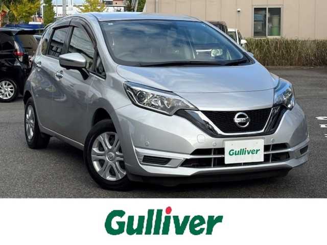 日産 ノート X 愛知県 2017(平29)年 2.4万km ブリリアントシルバー /純正メモリナビ//フルセグTV・Bluetooth・CD・DVD・AM・FM//バックカメラ//アラウンドビューモニター//レーンキープアシスト//プリクラッシュセーフティ//電動格納式ウインカーミラー//オートライト//純正フロアマット//ステアリングスイッチ//ETC//ドアバイザー//コーナーセンサー//クリアランスソナー//保証書・取説・スペアキー