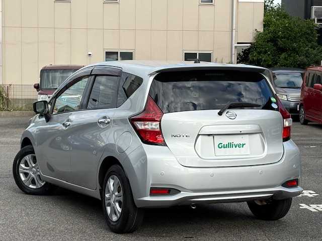 日産 ノート X 愛知県 2017(平29)年 2.4万km ブリリアントシルバー /純正メモリナビ//フルセグTV・Bluetooth・CD・DVD・AM・FM//バックカメラ//アラウンドビューモニター//レーンキープアシスト//プリクラッシュセーフティ//電動格納式ウインカーミラー//オートライト//純正フロアマット//ステアリングスイッチ//ETC//ドアバイザー//コーナーセンサー//クリアランスソナー//保証書・取説・スペアキー