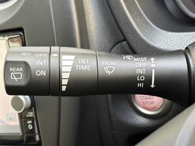 日産 ノート X 愛知県 2017(平29)年 2.4万km ブリリアントシルバー /純正メモリナビ//フルセグTV・Bluetooth・CD・DVD・AM・FM//バックカメラ//アラウンドビューモニター//レーンキープアシスト//プリクラッシュセーフティ//電動格納式ウインカーミラー//オートライト//純正フロアマット//ステアリングスイッチ//ETC//ドアバイザー//コーナーセンサー//クリアランスソナー//保証書・取説・スペアキー