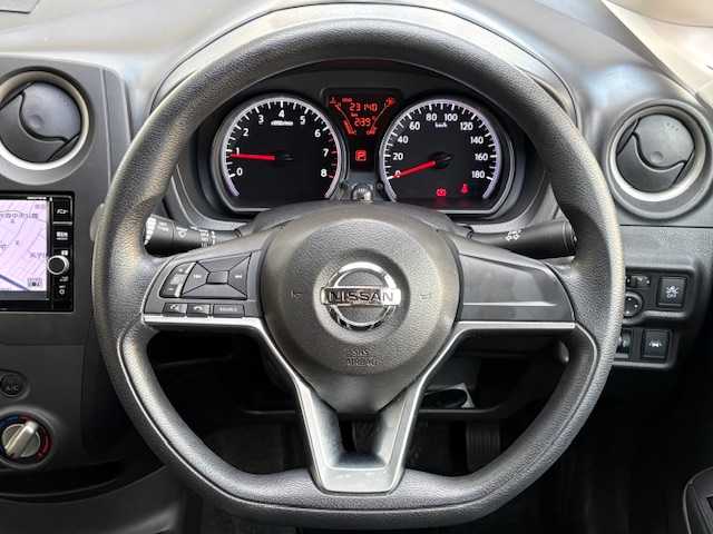 日産 ノート X 愛知県 2017(平29)年 2.4万km ブリリアントシルバー /純正メモリナビ//フルセグTV・Bluetooth・CD・DVD・AM・FM//バックカメラ//アラウンドビューモニター//レーンキープアシスト//プリクラッシュセーフティ//電動格納式ウインカーミラー//オートライト//純正フロアマット//ステアリングスイッチ//ETC//ドアバイザー//コーナーセンサー//クリアランスソナー//保証書・取説・スペアキー