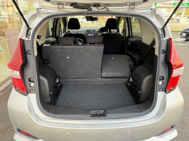 日産 ノート X 愛知県 2017(平29)年 2.4万km ブリリアントシルバー /純正メモリナビ//フルセグTV・Bluetooth・CD・DVD・AM・FM//バックカメラ//アラウンドビューモニター//レーンキープアシスト//プリクラッシュセーフティ//電動格納式ウインカーミラー//オートライト//純正フロアマット//ステアリングスイッチ//ETC//ドアバイザー//コーナーセンサー//クリアランスソナー//保証書・取説・スペアキー