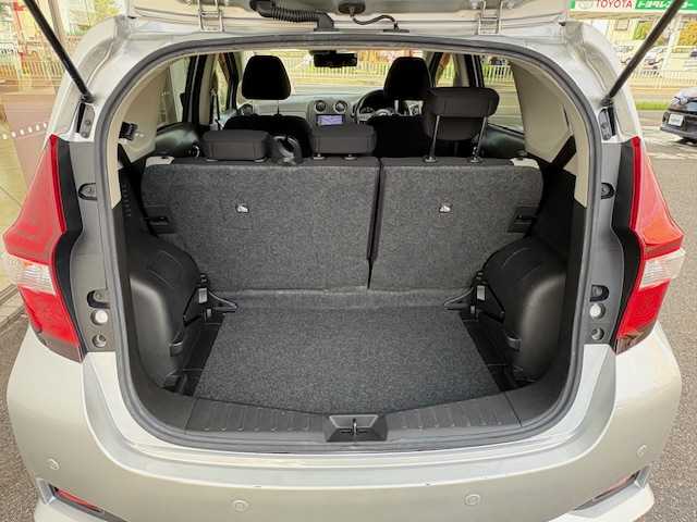 日産 ノート X 愛知県 2017(平29)年 2.4万km ブリリアントシルバー /純正メモリナビ//フルセグTV・Bluetooth・CD・DVD・AM・FM//バックカメラ//アラウンドビューモニター//レーンキープアシスト//プリクラッシュセーフティ//電動格納式ウインカーミラー//オートライト//純正フロアマット//ステアリングスイッチ//ETC//ドアバイザー//コーナーセンサー//クリアランスソナー//保証書・取説・スペアキー