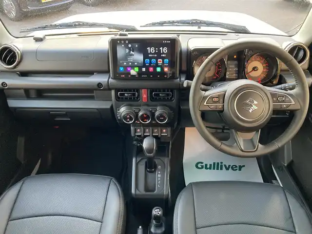 スズキ ジムニー ノマド FC 愛知県 2025(令7)年 0.1万km アークティックホワイトパール ワンオーナー/ディスプレイオーディオ/（Bluetooth、AppleCarPlay、AndroidAuto)/バックカメラ/デジタルインナーミラー/（ドライブレコーダー機能付き）/4WD/アイドリングストップ/横滑り防止装置/レーンキープアシスト/衝突被害軽減システム/追従式クルーズコントロール/シートヒータ/ウィンカーミラー/背面タイヤ/革調シートカバー/プッシュスタート/スマートキー/スペアキー/フロアマット