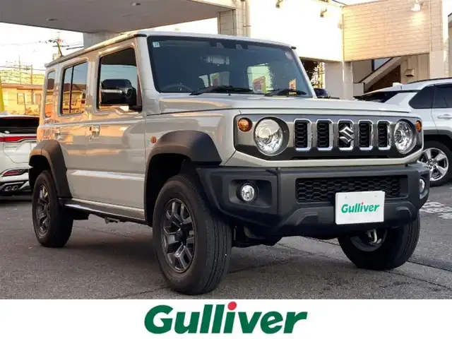 スズキ ジムニー ノマド FC 愛知県 2025(令7)年 0.1万km アークティックホワイトパール ワンオーナー/ディスプレイオーディオ/（Bluetooth、AppleCarPlay、AndroidAuto)/バックカメラ/デジタルインナーミラー/（ドライブレコーダー機能付き）/4WD/アイドリングストップ/横滑り防止装置/レーンキープアシスト/衝突被害軽減システム/追従式クルーズコントロール/シートヒータ/ウィンカーミラー/背面タイヤ/革調シートカバー/プッシュスタート/スマートキー/スペアキー/フロアマット