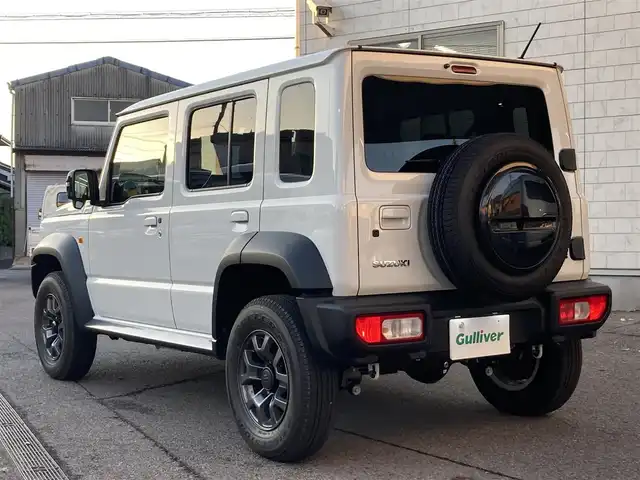 スズキ ジムニー ノマド FC 愛知県 2025(令7)年 0.1万km アークティックホワイトパール ワンオーナー/ディスプレイオーディオ/（Bluetooth、AppleCarPlay、AndroidAuto)/バックカメラ/デジタルインナーミラー/（ドライブレコーダー機能付き）/4WD/アイドリングストップ/横滑り防止装置/レーンキープアシスト/衝突被害軽減システム/追従式クルーズコントロール/シートヒータ/ウィンカーミラー/背面タイヤ/革調シートカバー/プッシュスタート/スマートキー/スペアキー/フロアマット
