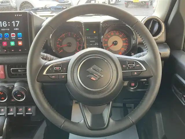 スズキ ジムニー ノマド FC 愛知県 2025(令7)年 0.1万km アークティックホワイトパール ワンオーナー/ディスプレイオーディオ/（Bluetooth、AppleCarPlay、AndroidAuto)/バックカメラ/デジタルインナーミラー/（ドライブレコーダー機能付き）/4WD/アイドリングストップ/横滑り防止装置/レーンキープアシスト/衝突被害軽減システム/追従式クルーズコントロール/シートヒータ/ウィンカーミラー/背面タイヤ/革調シートカバー/プッシュスタート/スマートキー/スペアキー/フロアマット