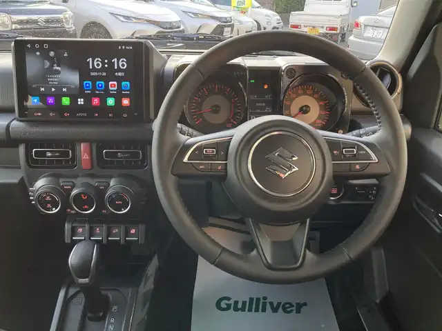 スズキ ジムニー ノマド FC 愛知県 2025(令7)年 0.1万km アークティックホワイトパール ワンオーナー/ディスプレイオーディオ/（Bluetooth、AppleCarPlay、AndroidAuto)/バックカメラ/デジタルインナーミラー/（ドライブレコーダー機能付き）/4WD/アイドリングストップ/横滑り防止装置/レーンキープアシスト/衝突被害軽減システム/追従式クルーズコントロール/シートヒータ/ウィンカーミラー/背面タイヤ/革調シートカバー/プッシュスタート/スマートキー/スペアキー/フロアマット