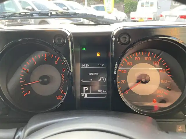 スズキ ジムニー ノマド FC 愛知県 2025(令7)年 0.1万km アークティックホワイトパール ワンオーナー/ディスプレイオーディオ/（Bluetooth、AppleCarPlay、AndroidAuto)/バックカメラ/デジタルインナーミラー/（ドライブレコーダー機能付き）/4WD/アイドリングストップ/横滑り防止装置/レーンキープアシスト/衝突被害軽減システム/追従式クルーズコントロール/シートヒータ/ウィンカーミラー/背面タイヤ/革調シートカバー/プッシュスタート/スマートキー/スペアキー/フロアマット