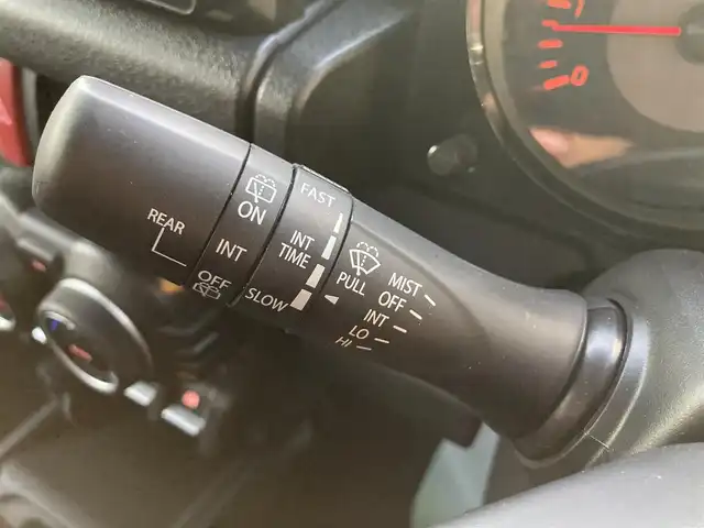 スズキ ジムニー ノマド FC 愛知県 2025(令7)年 0.1万km アークティックホワイトパール ワンオーナー/ディスプレイオーディオ/（Bluetooth、AppleCarPlay、AndroidAuto)/バックカメラ/デジタルインナーミラー/（ドライブレコーダー機能付き）/4WD/アイドリングストップ/横滑り防止装置/レーンキープアシスト/衝突被害軽減システム/追従式クルーズコントロール/シートヒータ/ウィンカーミラー/背面タイヤ/革調シートカバー/プッシュスタート/スマートキー/スペアキー/フロアマット