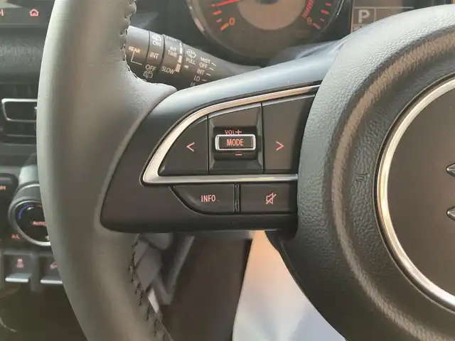 スズキ ジムニー ノマド FC 愛知県 2025(令7)年 0.1万km アークティックホワイトパール ワンオーナー/ディスプレイオーディオ/（Bluetooth、AppleCarPlay、AndroidAuto)/バックカメラ/デジタルインナーミラー/（ドライブレコーダー機能付き）/4WD/アイドリングストップ/横滑り防止装置/レーンキープアシスト/衝突被害軽減システム/追従式クルーズコントロール/シートヒータ/ウィンカーミラー/背面タイヤ/革調シートカバー/プッシュスタート/スマートキー/スペアキー/フロアマット