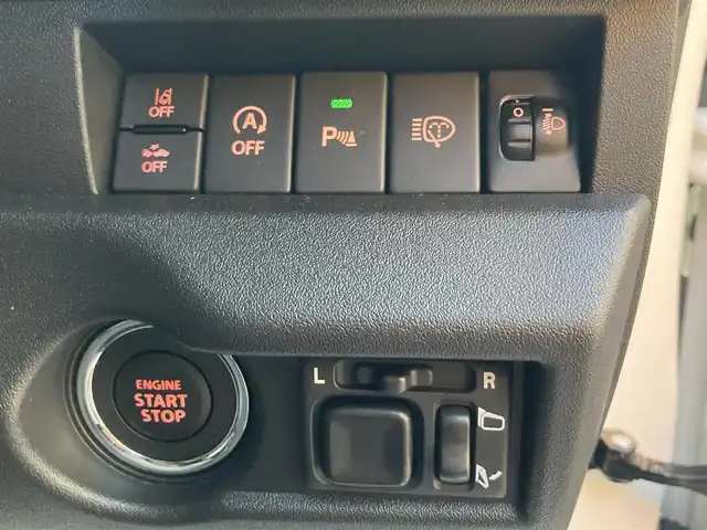 スズキ ジムニー ノマド FC 愛知県 2025(令7)年 0.1万km アークティックホワイトパール ワンオーナー/ディスプレイオーディオ/（Bluetooth、AppleCarPlay、AndroidAuto)/バックカメラ/デジタルインナーミラー/（ドライブレコーダー機能付き）/4WD/アイドリングストップ/横滑り防止装置/レーンキープアシスト/衝突被害軽減システム/追従式クルーズコントロール/シートヒータ/ウィンカーミラー/背面タイヤ/革調シートカバー/プッシュスタート/スマートキー/スペアキー/フロアマット