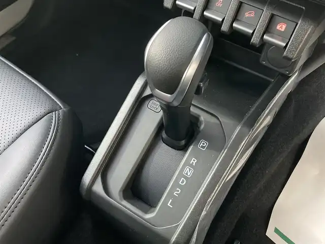 スズキ ジムニー ノマド FC 愛知県 2025(令7)年 0.1万km アークティックホワイトパール ワンオーナー/ディスプレイオーディオ/（Bluetooth、AppleCarPlay、AndroidAuto)/バックカメラ/デジタルインナーミラー/（ドライブレコーダー機能付き）/4WD/アイドリングストップ/横滑り防止装置/レーンキープアシスト/衝突被害軽減システム/追従式クルーズコントロール/シートヒータ/ウィンカーミラー/背面タイヤ/革調シートカバー/プッシュスタート/スマートキー/スペアキー/フロアマット