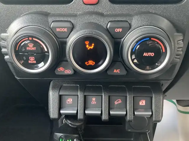 スズキ ジムニー ノマド FC 愛知県 2025(令7)年 0.1万km アークティックホワイトパール ワンオーナー/ディスプレイオーディオ/（Bluetooth、AppleCarPlay、AndroidAuto)/バックカメラ/デジタルインナーミラー/（ドライブレコーダー機能付き）/4WD/アイドリングストップ/横滑り防止装置/レーンキープアシスト/衝突被害軽減システム/追従式クルーズコントロール/シートヒータ/ウィンカーミラー/背面タイヤ/革調シートカバー/プッシュスタート/スマートキー/スペアキー/フロアマット