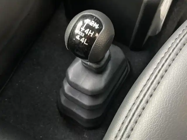 スズキ ジムニー ノマド FC 愛知県 2025(令7)年 0.1万km アークティックホワイトパール ワンオーナー/ディスプレイオーディオ/（Bluetooth、AppleCarPlay、AndroidAuto)/バックカメラ/デジタルインナーミラー/（ドライブレコーダー機能付き）/4WD/アイドリングストップ/横滑り防止装置/レーンキープアシスト/衝突被害軽減システム/追従式クルーズコントロール/シートヒータ/ウィンカーミラー/背面タイヤ/革調シートカバー/プッシュスタート/スマートキー/スペアキー/フロアマット