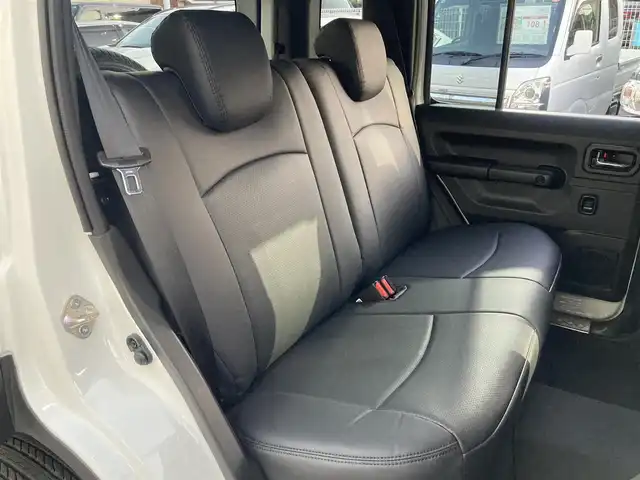 スズキ ジムニー ノマド FC 愛知県 2025(令7)年 0.1万km アークティックホワイトパール ワンオーナー/ディスプレイオーディオ/（Bluetooth、AppleCarPlay、AndroidAuto)/バックカメラ/デジタルインナーミラー/（ドライブレコーダー機能付き）/4WD/アイドリングストップ/横滑り防止装置/レーンキープアシスト/衝突被害軽減システム/追従式クルーズコントロール/シートヒータ/ウィンカーミラー/背面タイヤ/革調シートカバー/プッシュスタート/スマートキー/スペアキー/フロアマット