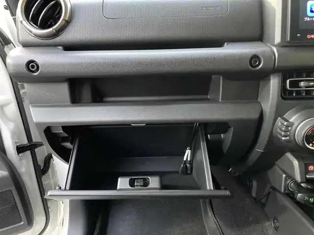 スズキ ジムニー ノマド FC 愛知県 2025(令7)年 0.1万km アークティックホワイトパール ワンオーナー/ディスプレイオーディオ/（Bluetooth、AppleCarPlay、AndroidAuto)/バックカメラ/デジタルインナーミラー/（ドライブレコーダー機能付き）/4WD/アイドリングストップ/横滑り防止装置/レーンキープアシスト/衝突被害軽減システム/追従式クルーズコントロール/シートヒータ/ウィンカーミラー/背面タイヤ/革調シートカバー/プッシュスタート/スマートキー/スペアキー/フロアマット